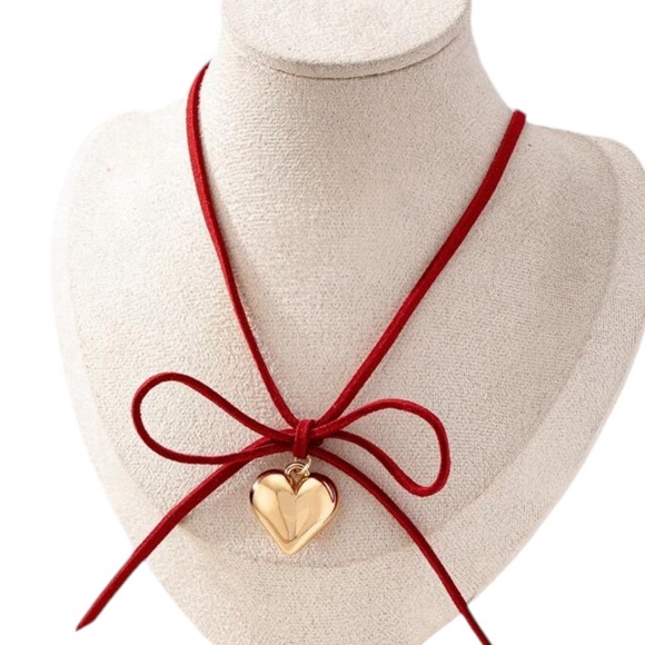 Jewelry - Large heart charm choker necklace. New.